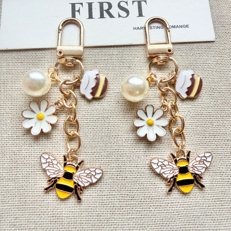 Little Bee Daisy Pearl Keychain Cute Enamel Alloy Pendant Bag Decoration Gift Keychain Wholesale Little Bee Daisy Pearl Keychain Cute Enamel Alloy Pendant Bag Decoration Gift Keychain Wholesale
