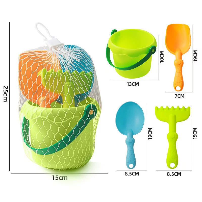 Детские приморские игры с песком, вырытым песком, набор инструментов, детские пляжные игрушки, мальчики и девочки играют в воду и снегом