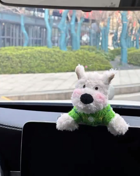 Lindo cachorro garabateado West Highland coche colgante decoración pantalla consola central accesorios de coche adornos de felpa