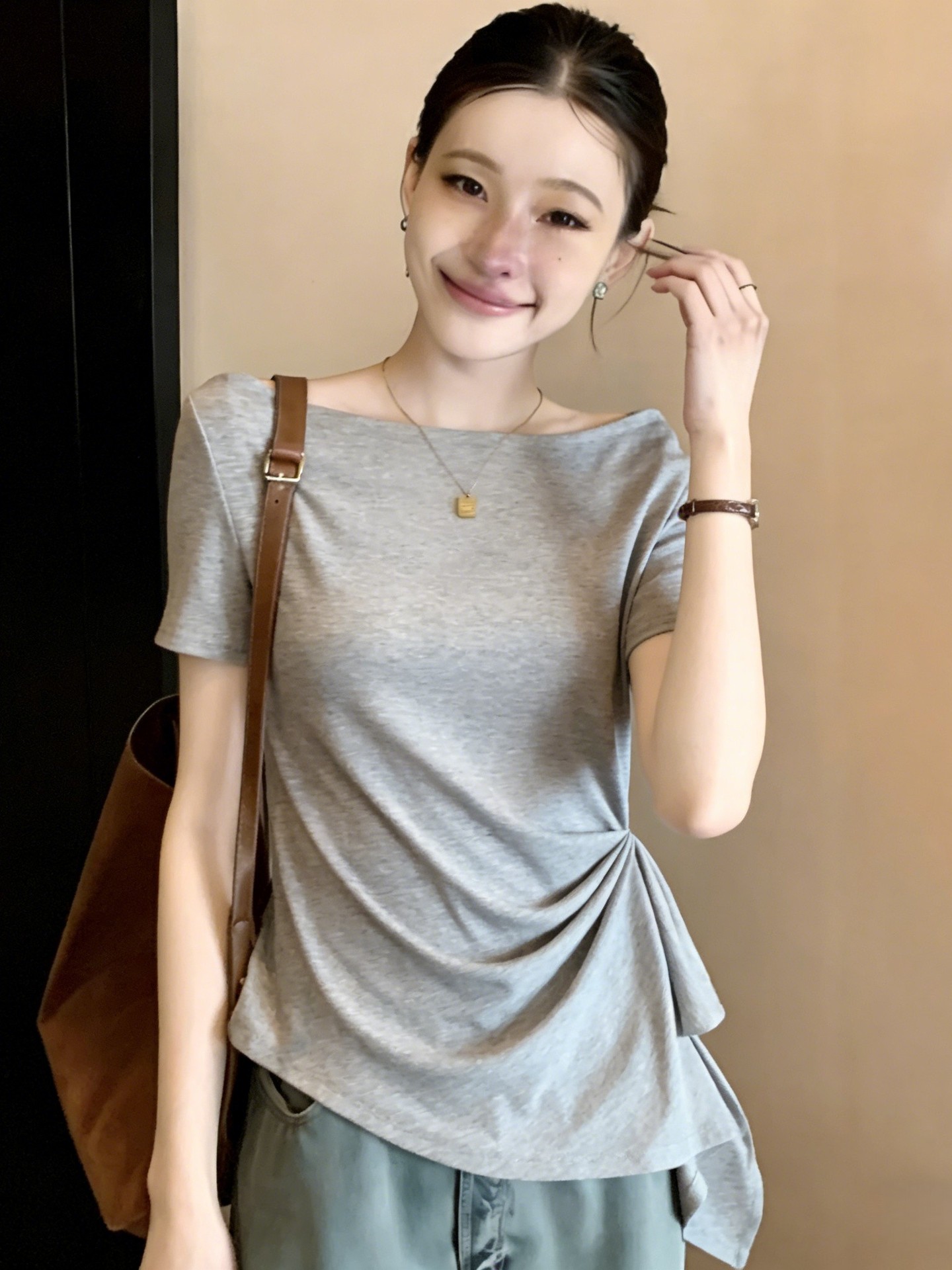 Áo thun nữ tay ngắn thiết kế xoắn không đối xứng phong cách Pháp — màu đen