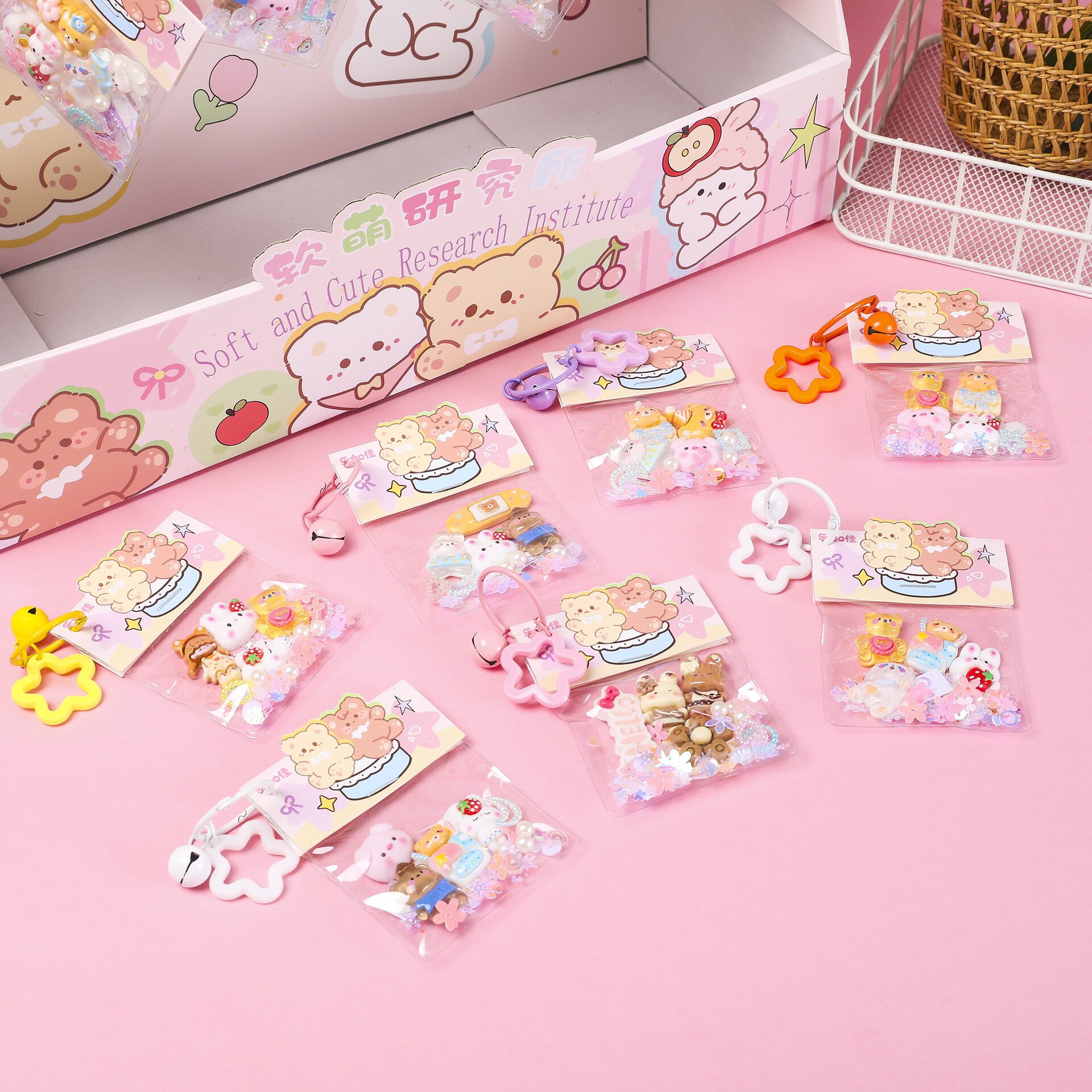 B Soft Moe Research Institute Colgante de bolsa para caminar para bebés Colgante de mochila escolar Colgante de simulación de comida y juego Resina en miniatura para estudiantes