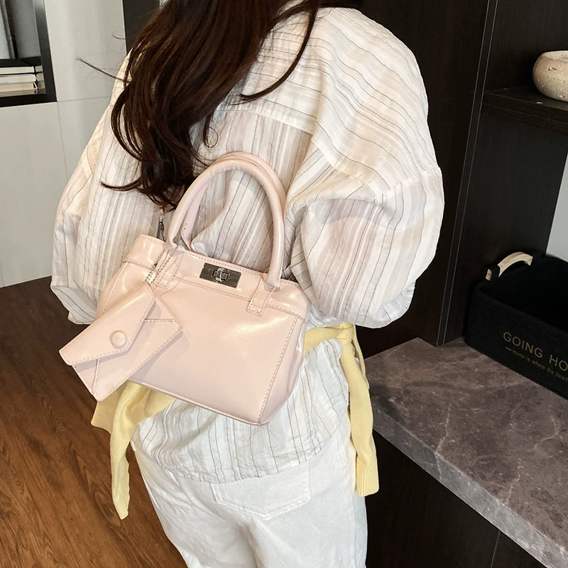 Сумка через плечо (one-shoulder), модная сумочка, в цветах фуксия, чёрный, белый, жёлтый