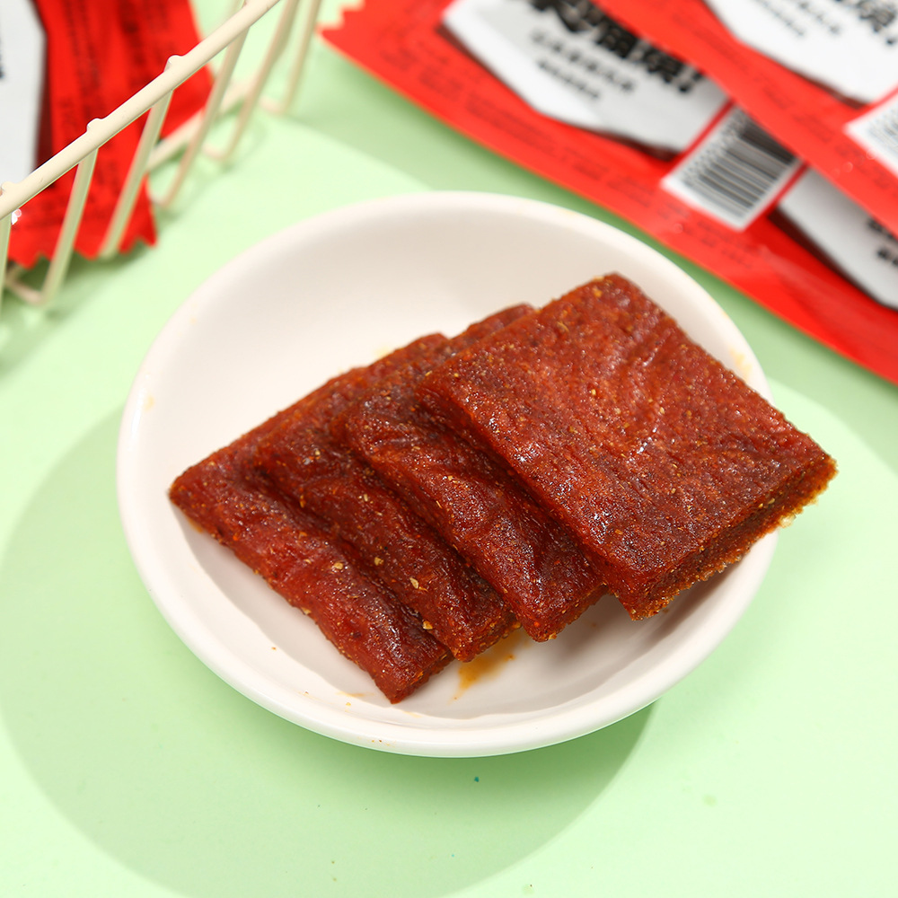 卫龙亲嘴烧解馋辣条麻辣牛肉风味辣味零食辣片办公室批发面筋