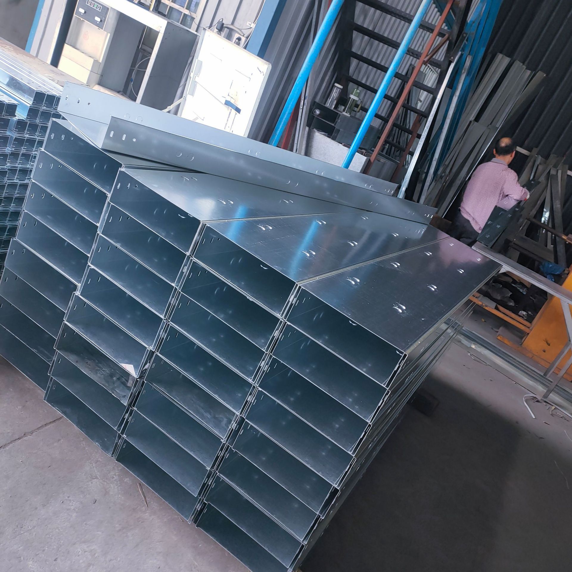 厂家专业制作槽式镀锌线槽 梯形大跨距桥架 托盘式金属电缆槽盒