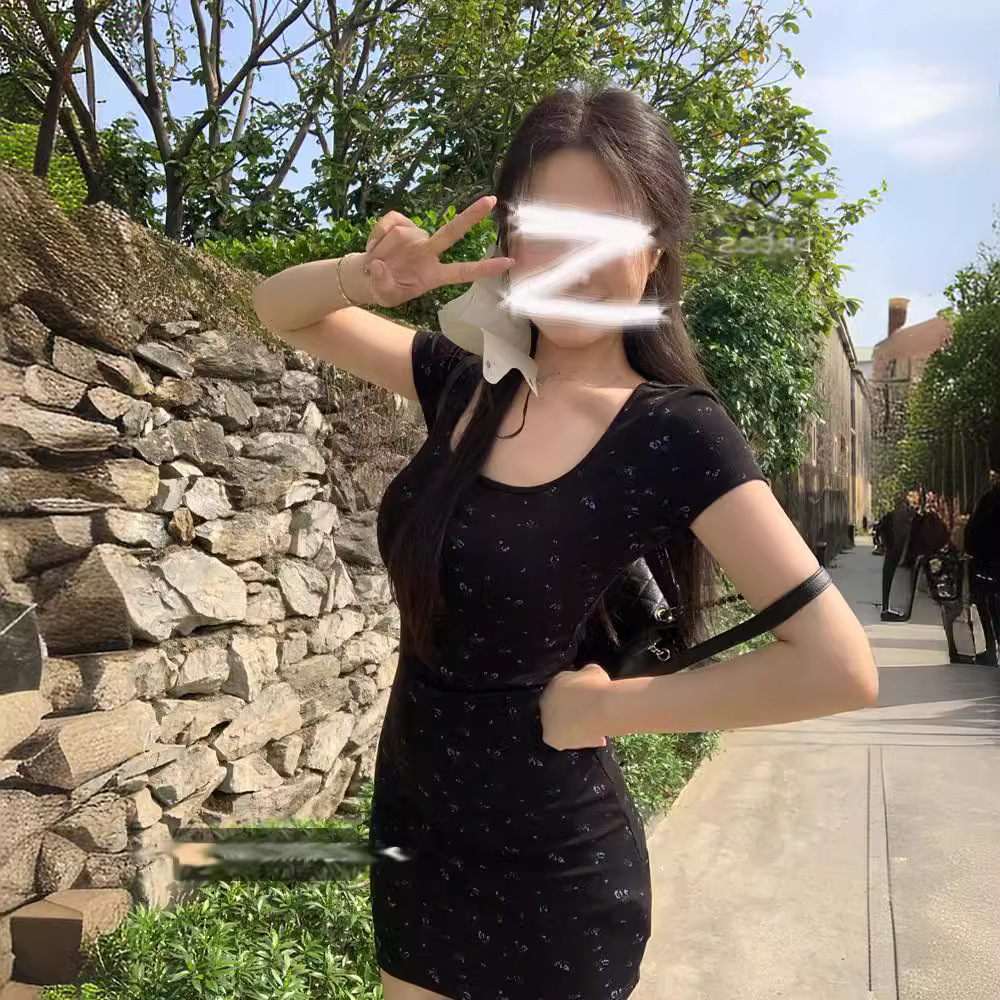 法式黑色碎花吊带连衣裙子女夏季2024新款气质修身显瘦包臀短裙 