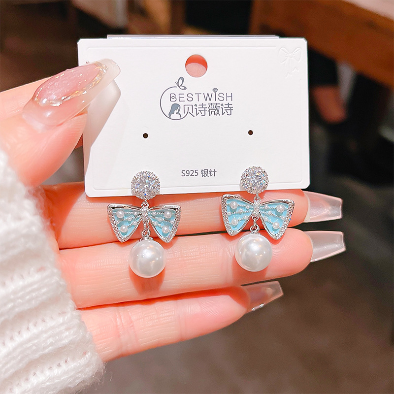 Retro pendant with bow with zircon pearl