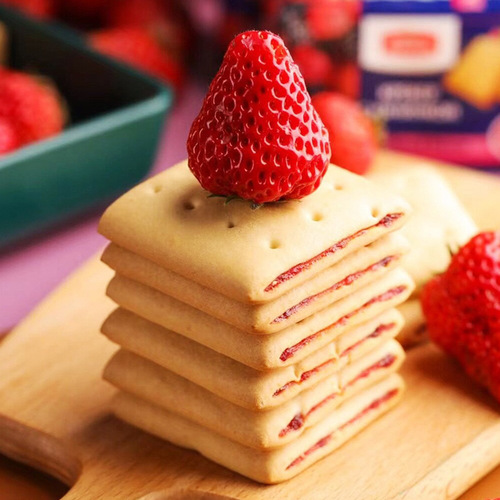 Russian imported berry jam sandwich cookies with cranberry apricot filling, recommended as a leisure breakfast snack for influencers, small snack food.