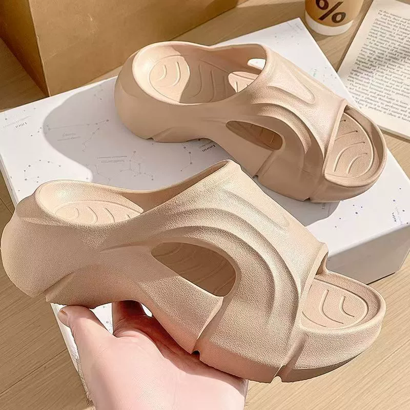 Тапки с толстой подошвы девушки ступают на фекалии