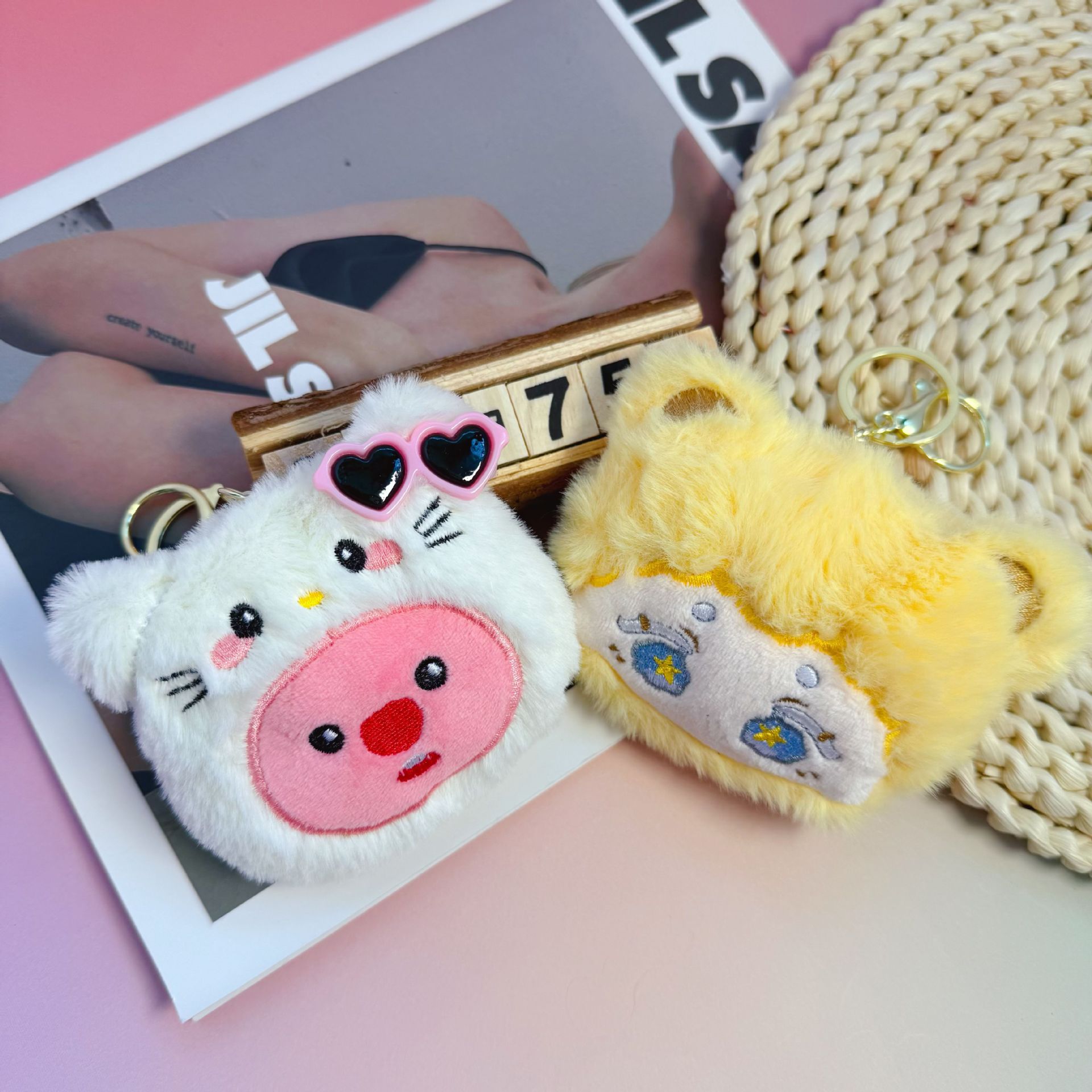 卡通毛绒海狸公仔玩偶胸针钥匙扣挂件学生挂饰服装辅料小饰品批发