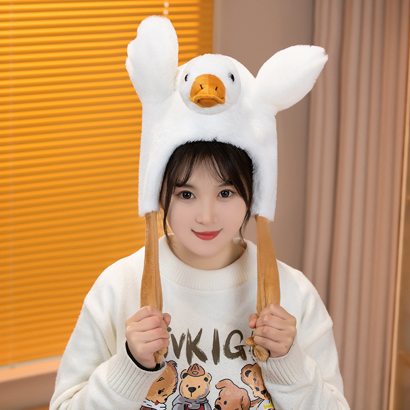 Sombreros de gansos blancos que vuelan en línea se mueven y gritan, gorras de gansos extrañas, sombreros de invierno suaves para niños