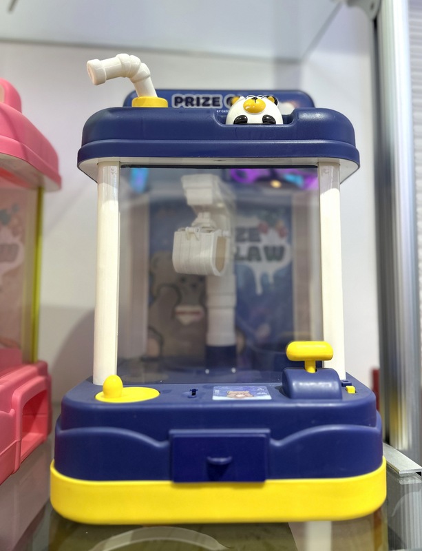 六一子供の日にミニで子供を捕まえます。小型家庭用の子供用の大きいサイズの子供用のおもちゃを挟んで、子供の卵をひねります。|undefined