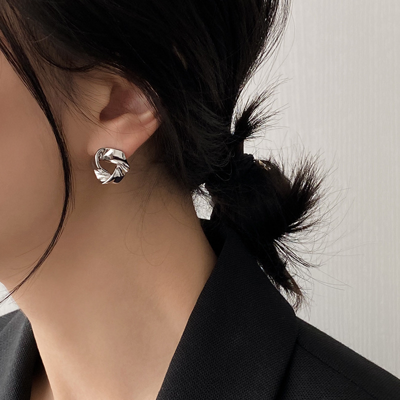 M ö bius women's new trendy and simple metal texture Korean version internet famous temperament earrings_voghion.com