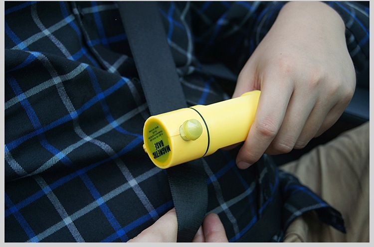 Car 4-in-1 safety hammer, multi-functional emergency escape tool, car fire hammer, flashlight, and alarm light