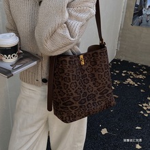 PARACVTOU/帕卡图新百搭腋下包朋克风斜跨托特包水桶包斜挎包女士