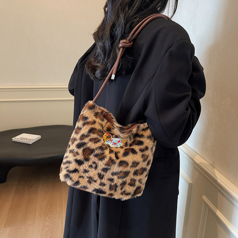 Otoño y invierno bolsas de gran capacidad para mujeres 2024 nuevo bolso de moda de peluche bolso de moda bolso de piel bolso de leopardo bolso de hombro de mujer