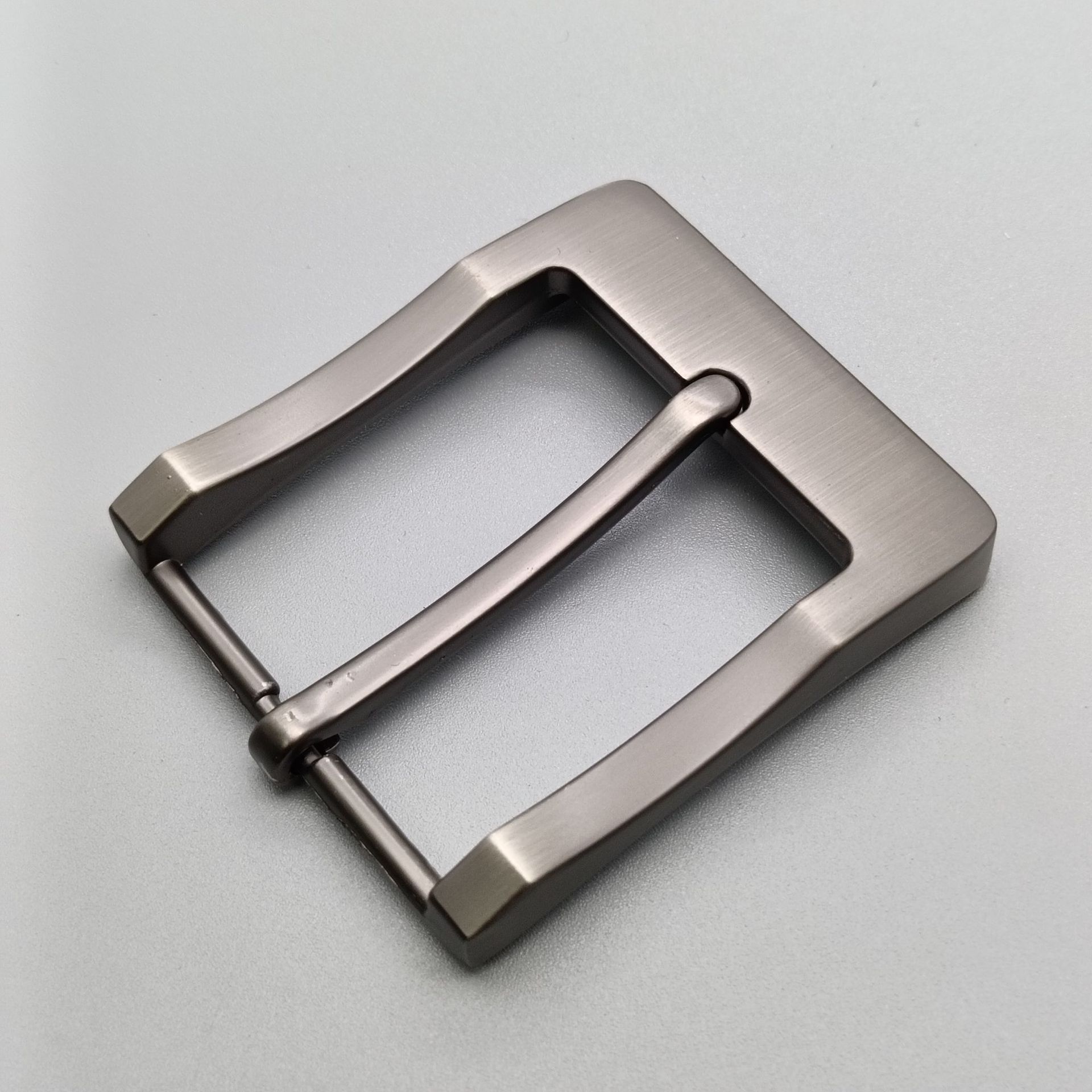 Comercio exterior al por mayor cinturón de aleación para hombres de alta gama hebilla 4.0 cinturón hebilla tipo aguja pistola de cuero dibujo negro