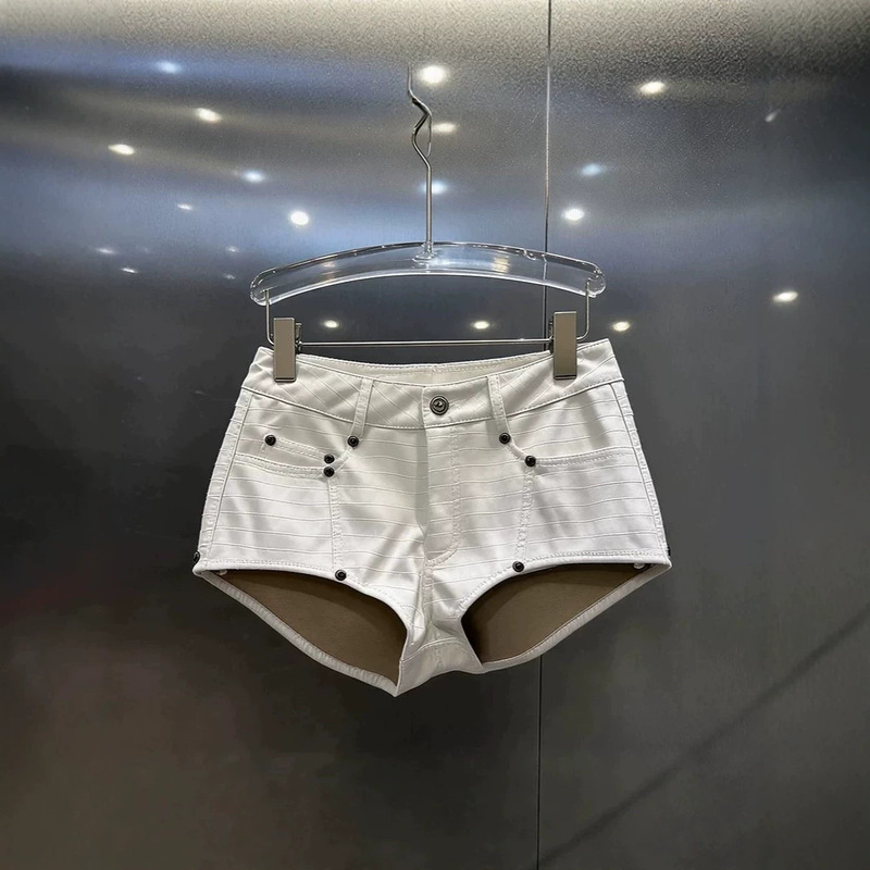 Retro oil-waxed crocodile leather shorts for women, 2026 autumn/winter collection, street-style, sexy, low-waist, slim-fit, with rivets, ultra-short hot pants Retro oil-waxed crocodile leather shorts for women, 2026 autumn/winter collection, street-style, sexy, low-waist, slim-fit, with rivets, ultra-short hot pants