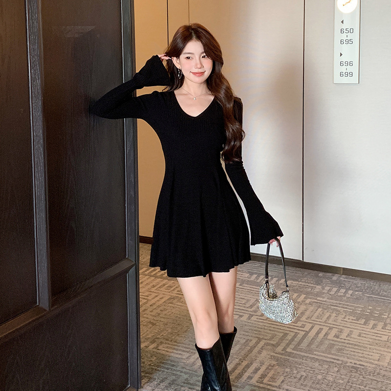Black Knitted Dress for Women in Early Autum, Small Ruffled Skirt, Long-Sleeved V-Neck, Beautiful Pinch-Waist Skirt