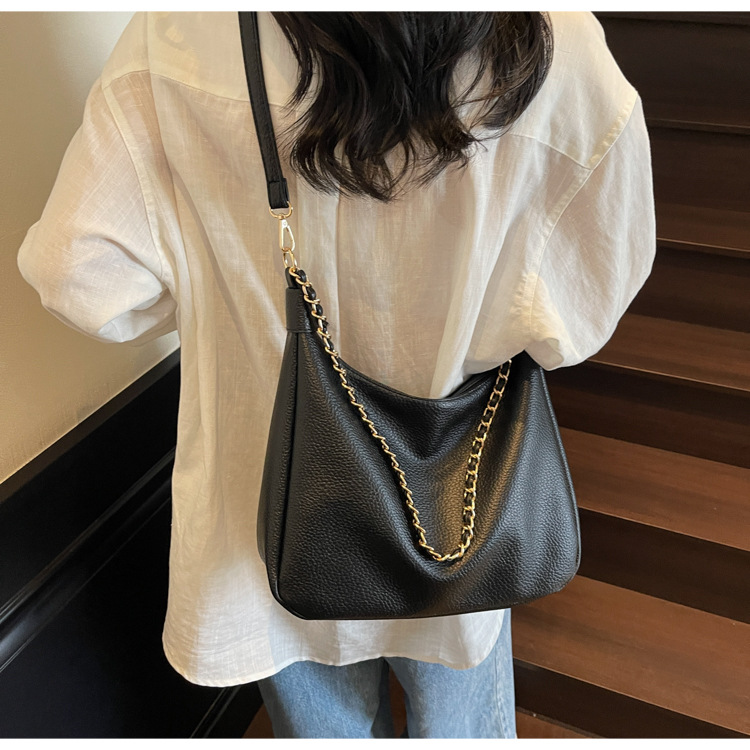 A niche, high-quality, large-capacity chain tote bag for women in the summer of 2025, a versatile and casual crossbody bag for students to commute to school undefined