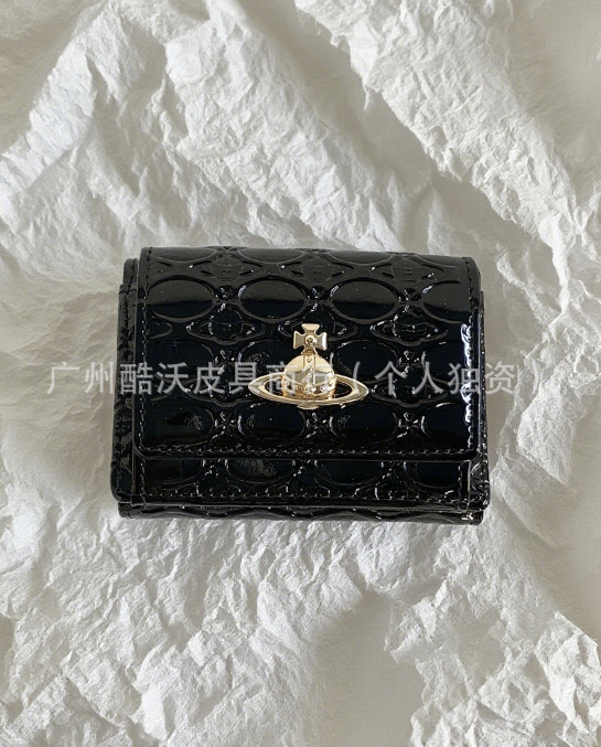 블랙 페이턴트 가죽 엠보싱 쇼트 지갑