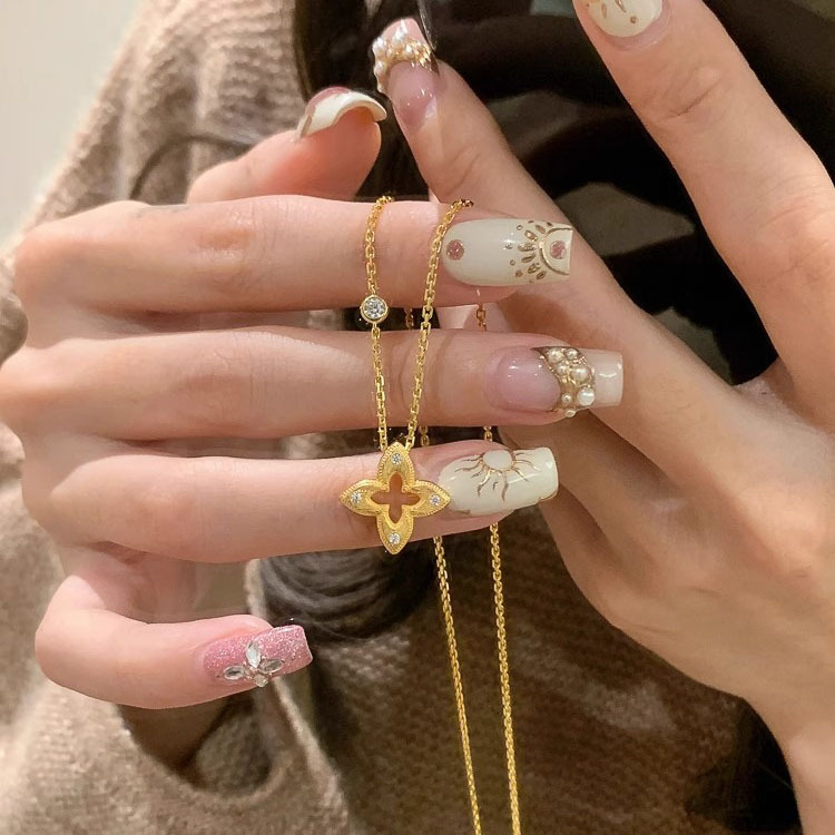 Middle Ancient Gold Brushed Hollow Four-leaf Clover Necklace Vintage High-end Light Luxury Clavicle Chain Autumn and Winter Fashion Necklace Chain for Women