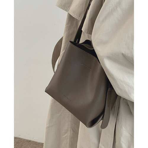 Retro high-quality underarm bag women's new large-capacity bucket bag wide shoulder strap single shoulder crossbody bag