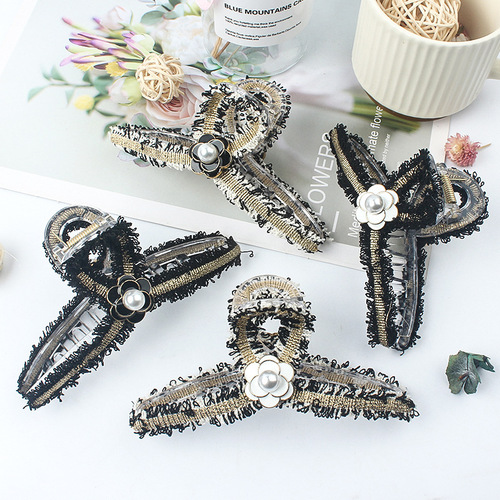 Xiao Xiangfeng Camellia Pearl Fabric Clip Women's Back of Head High-end Temperament Hair Clip Shark Clip Hair Clip