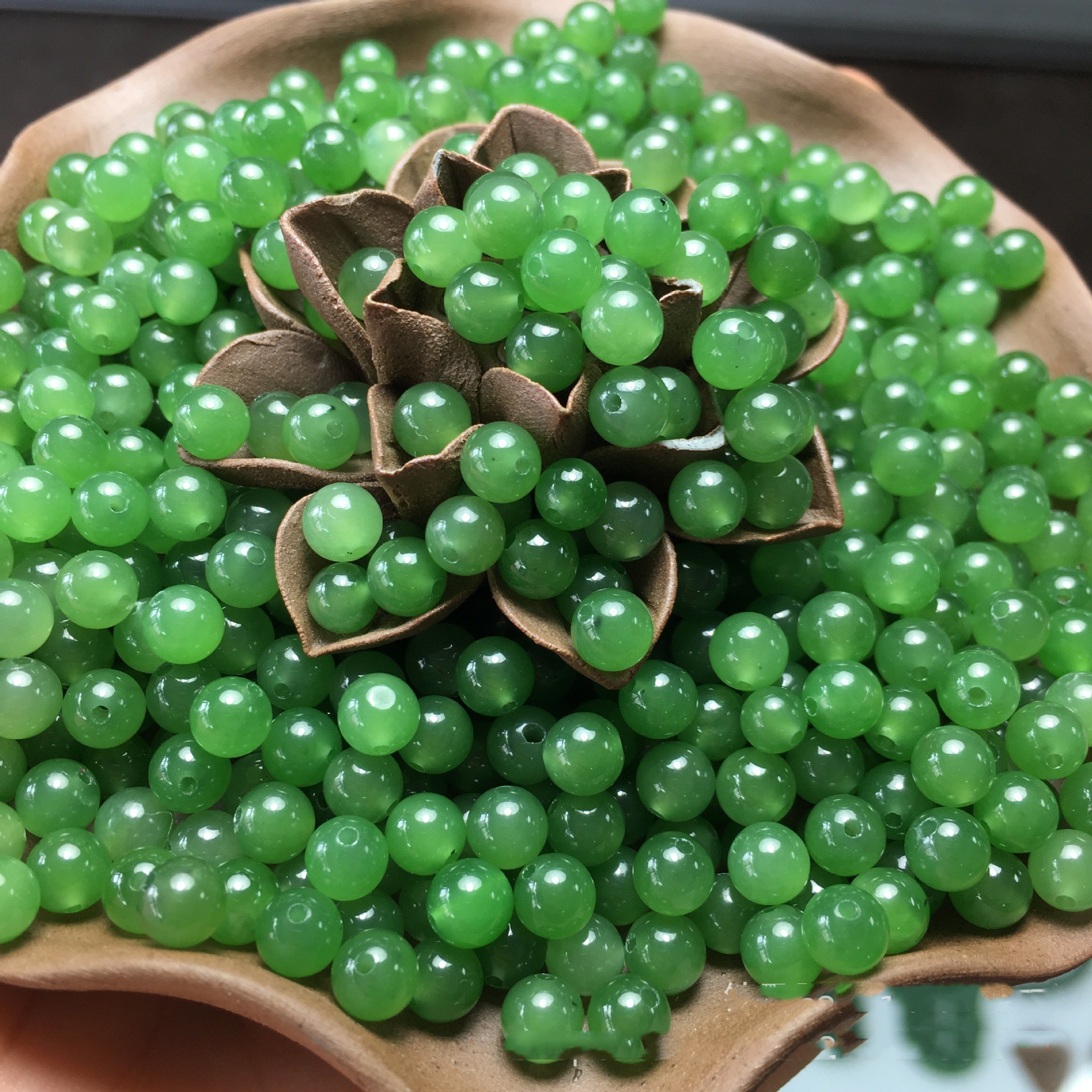 厂家批发天然和田玉圆珠散珠碧玉阳绿散珠无黑点手串项链散珠配珠