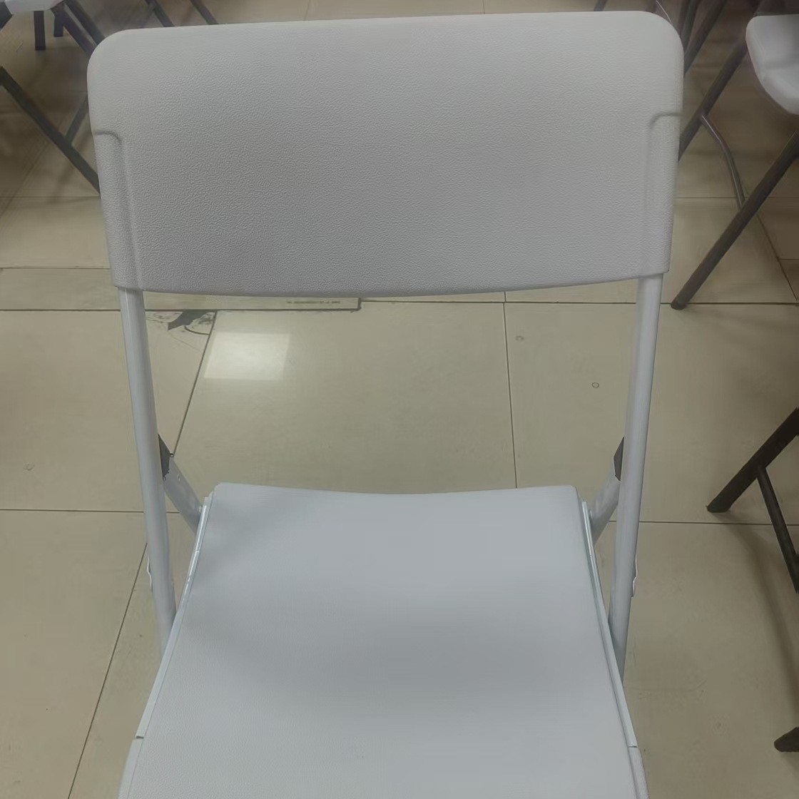 Puesto al aire libre mesa plegable simple portátil al por mayor mesa de camping y silla de oficina en casa tira de plástico noche mercado mesa de comedor