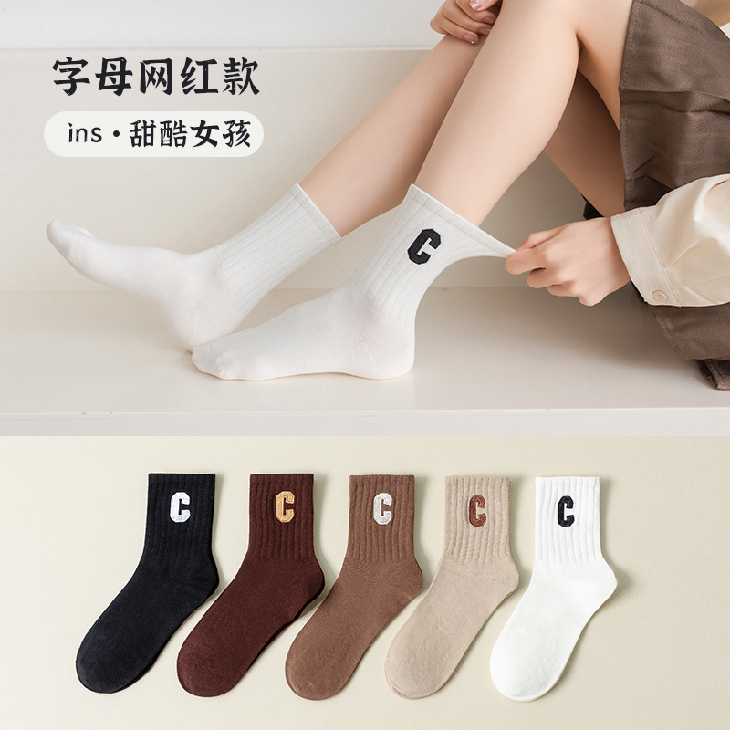 One-piece mechanism boneless stitching Japanese embroidery letter C mid-barrel solid color Street sports ins fashionable cotton socks