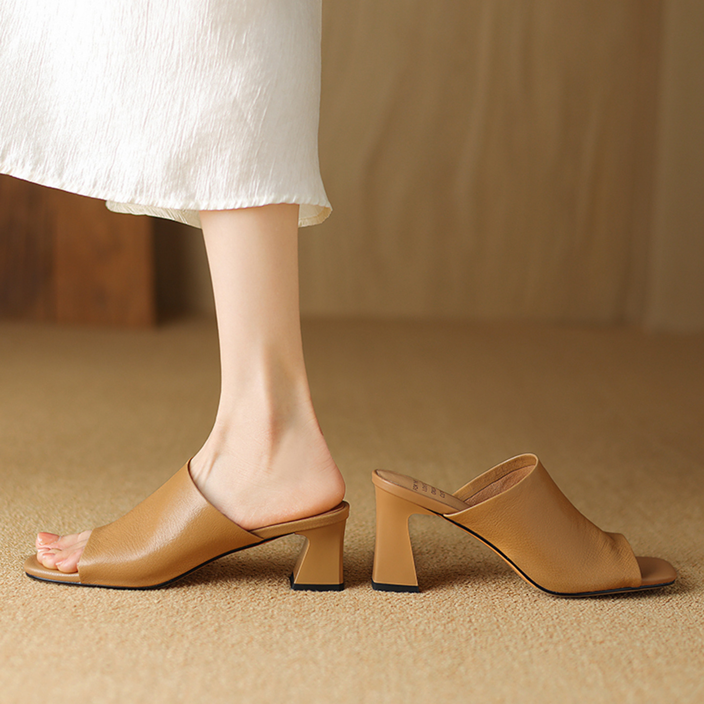 Sandal cao gót nữ hở mũi quai ngang da bò đục lỗ, gót 7 cm — Đen và cao 7 cm