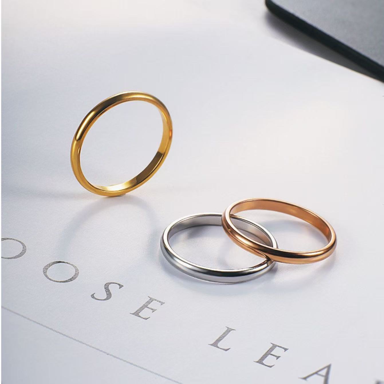 Anelli delicati impilabili bicolore, set di stratificazione in metallo misto di tendenza, fasce sottili minimaliste in oro e argento, simboli di stelle iniziali incisi, impilabili da 3 a 5 pezzi, moda_voghion.com