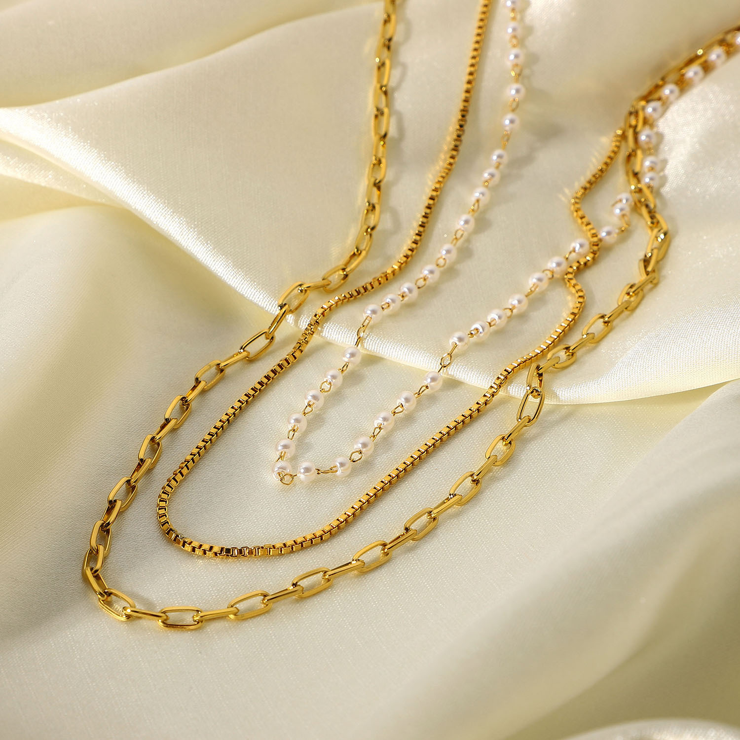 Mode 18k Gold Edelstahl Kleine Perle Kette Drei-schicht Halskette Frauen display picture 4