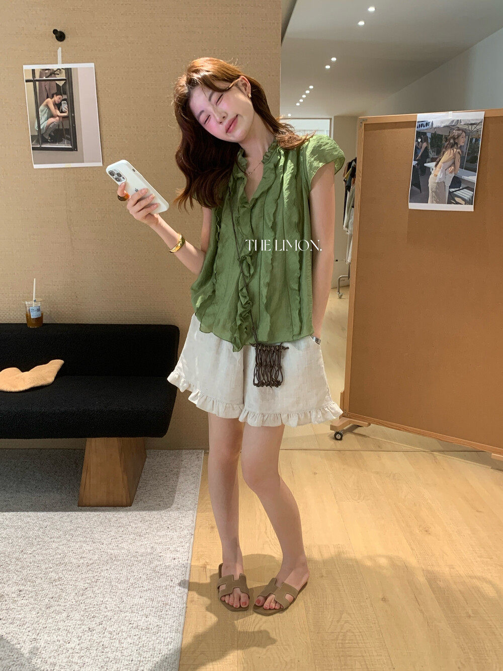 Áo sơ mi nữ tay ngắn cổ V phối ren xếp tầng chất liệu linen pha sợi tre — màu trắng, Bột cam, xanh lá cây chi tiết 20
