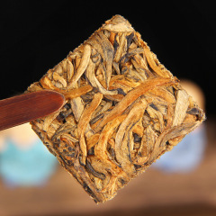 古木の紅茶の頭の春のお茶の雲南鳳慶の大金の針の大金の芽の楚の紅茶の君は金の蜜に酔って濃い香りの金の芽の卸売りをします。