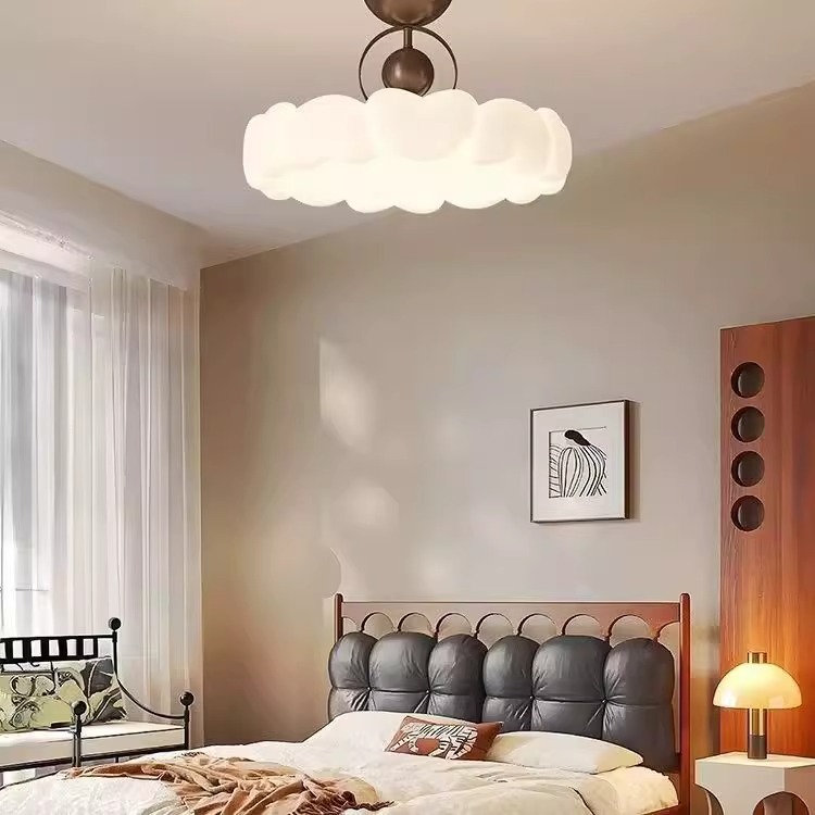 2025 nueva lámpara de techo de dormitorio estilo crema medieval dormitorio principal princesa habitación pluma protección ocular sala de estudio candelabro de restaurante
