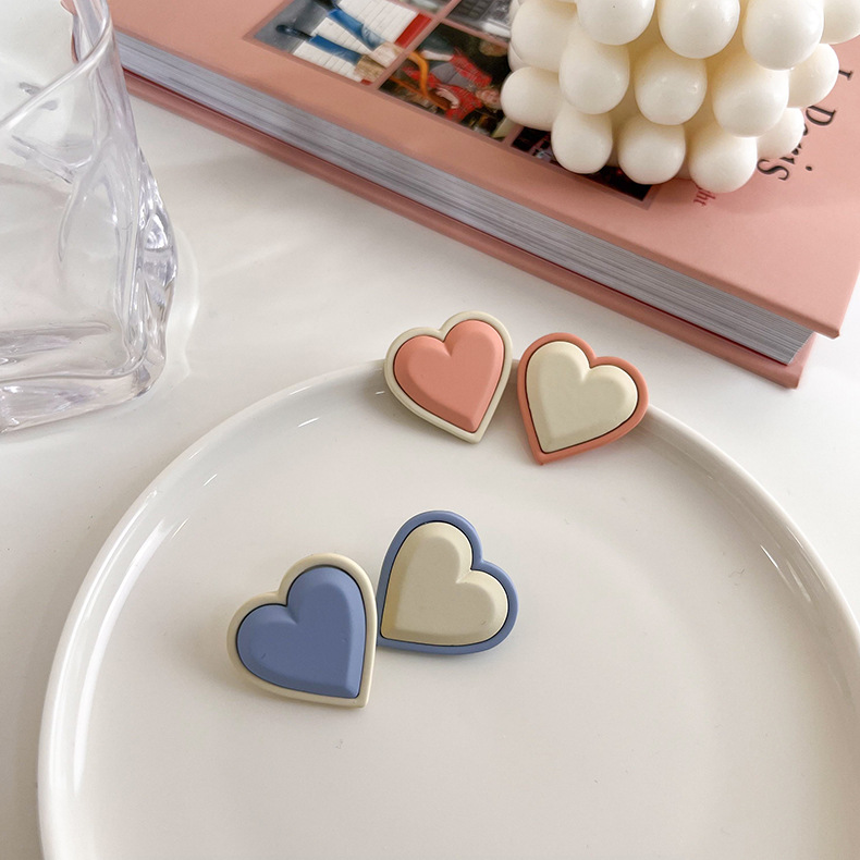 Fashion Heart-shaped Stud Earrings Simple Contrast Color Asymmetric Earrings display picture 3