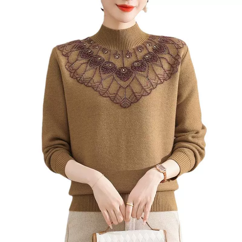 Свитер с воротником для молодой мамы