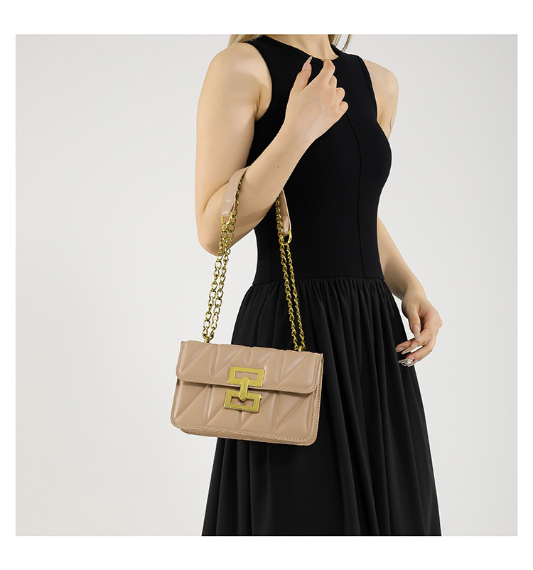 A stylish commuter diamond-patterned lock buckle small square bag, a versatile commuter single-shoulder bag, a new 2024 model, a women's crossbody bag undefined