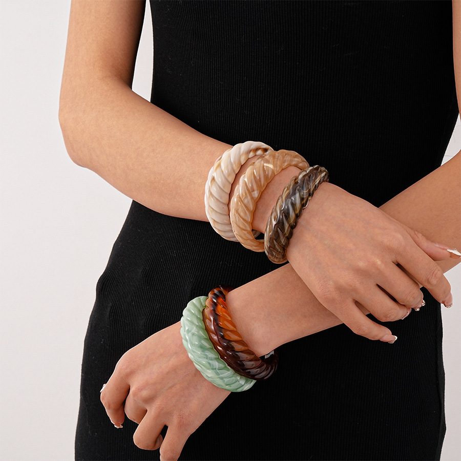 Pulseras de abertura de geometría de hilo acrílico retrógrado simple y exagerado temperamento de alta calidad para mujeres