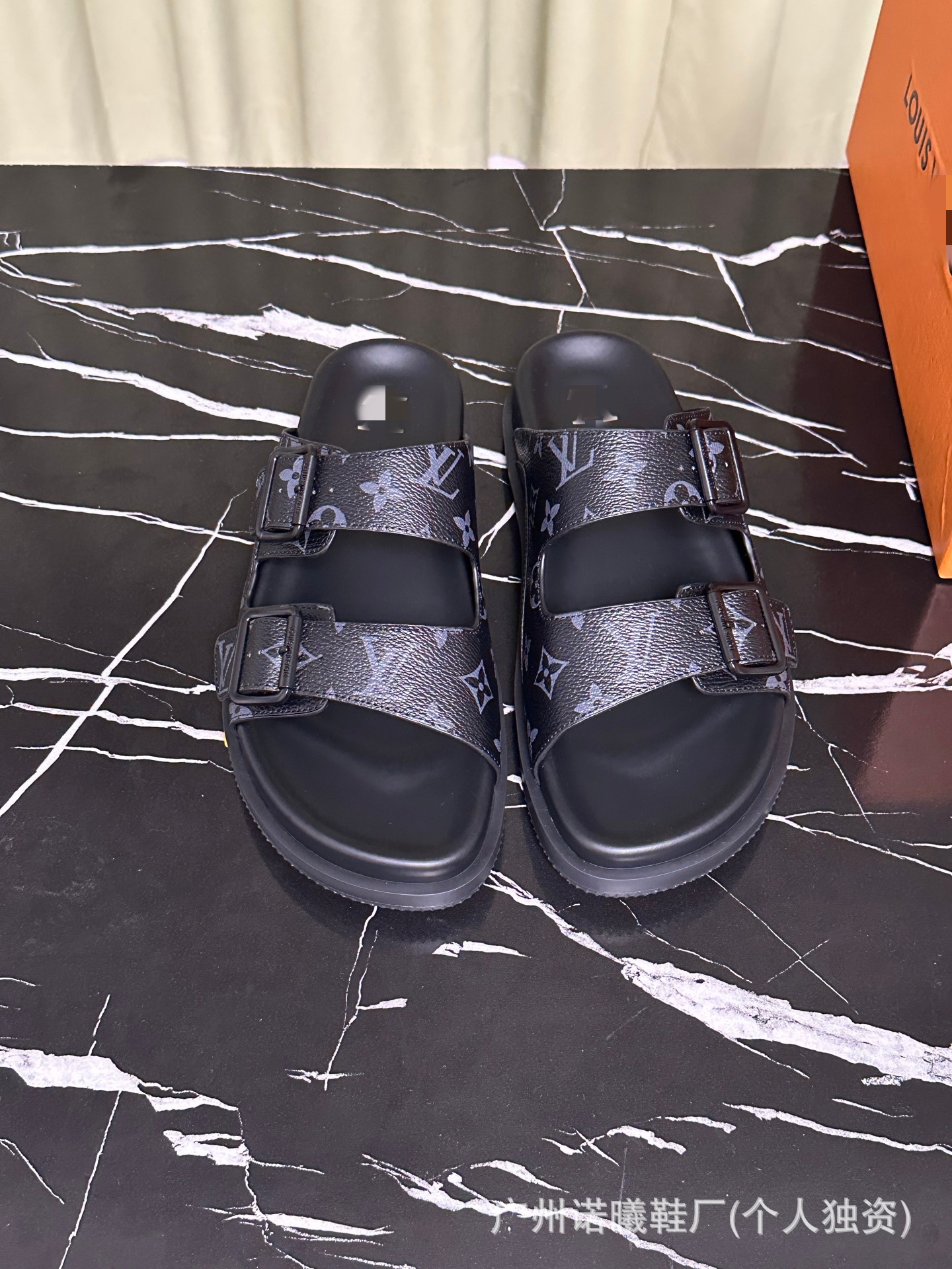 Zapatillas de moda para hombres con suela suave cómodas para usar zapatos de playa de cuero originales caja original de lujo marca de moda de doble cinturón de moda casual image 10