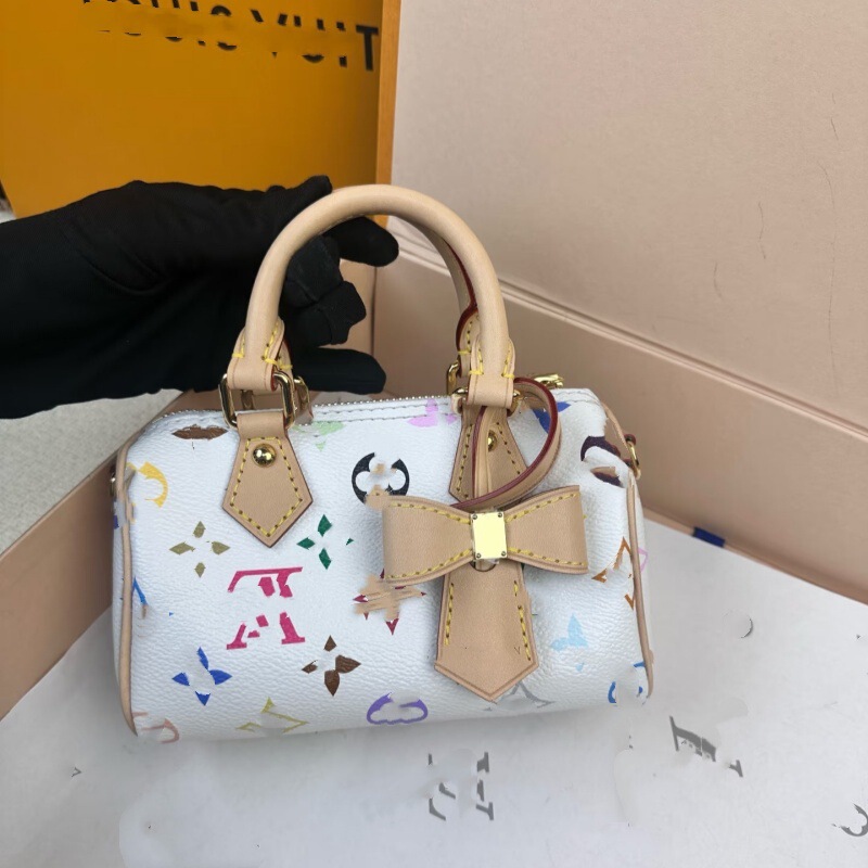 Popular Genuine Leather White Three-Color Pillow Bag with Large Capacity, Handbag, Crossbody Bag, Shoulder Bag, Trendy and Versatile Style