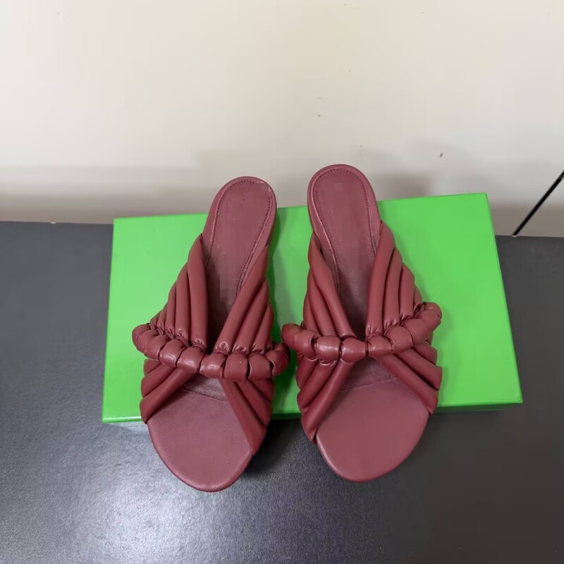 2026 Early Spring Classic New Style Straw Woven Bv Flat Hollow Breathable Fashion Women's Slippers for Outdoor Wear Versatile Sandals