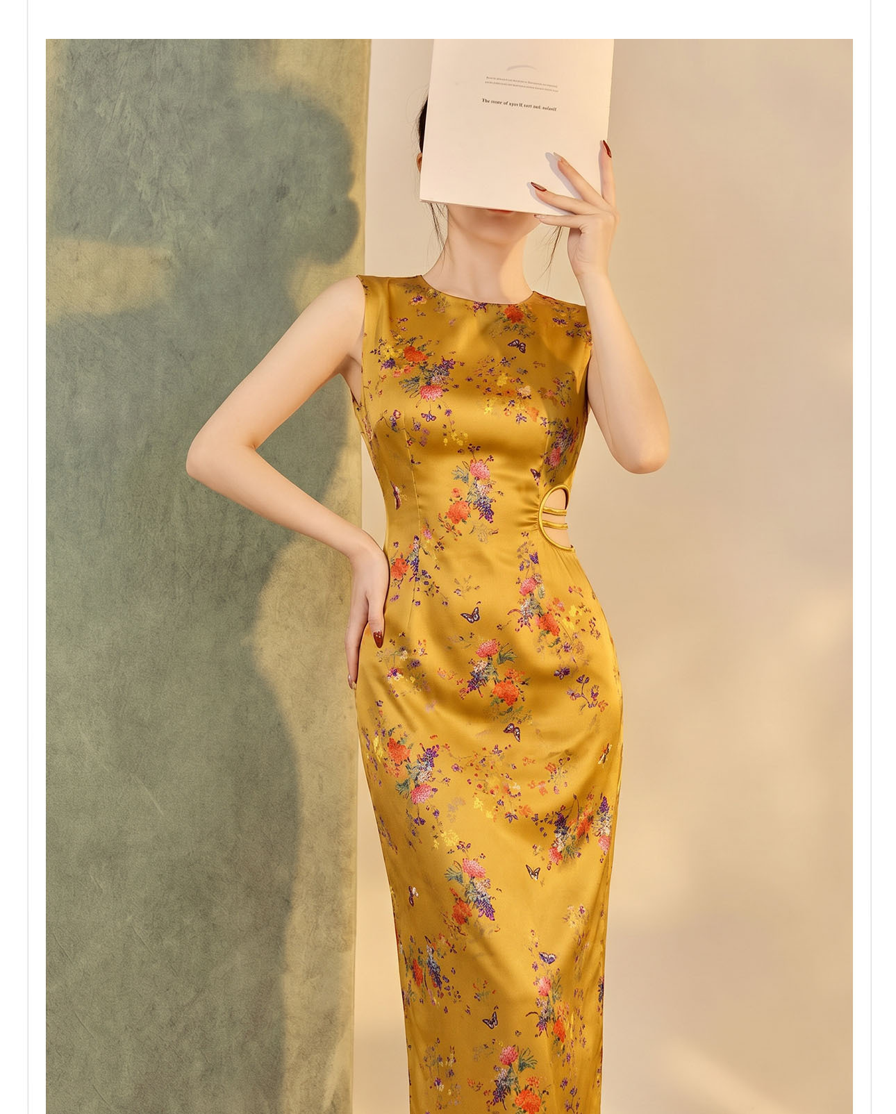 Sườn xám satin in hoa thắt lưng mạ vàng chạm rỗng — màu vàng chi tiết 7