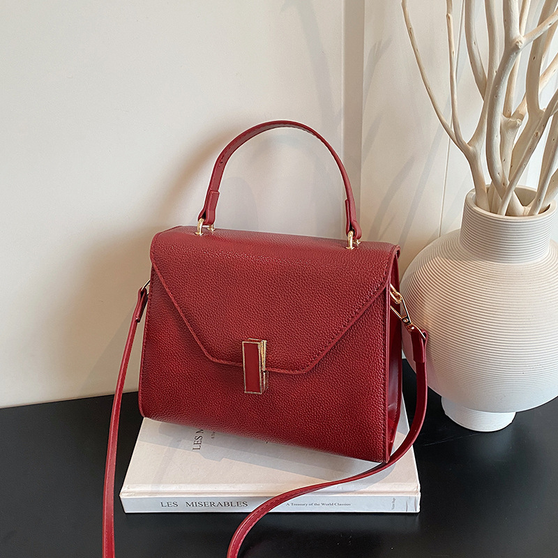 Elegant Textured Women Handbag Versatile Winter Shoulder Bag_voghion.com