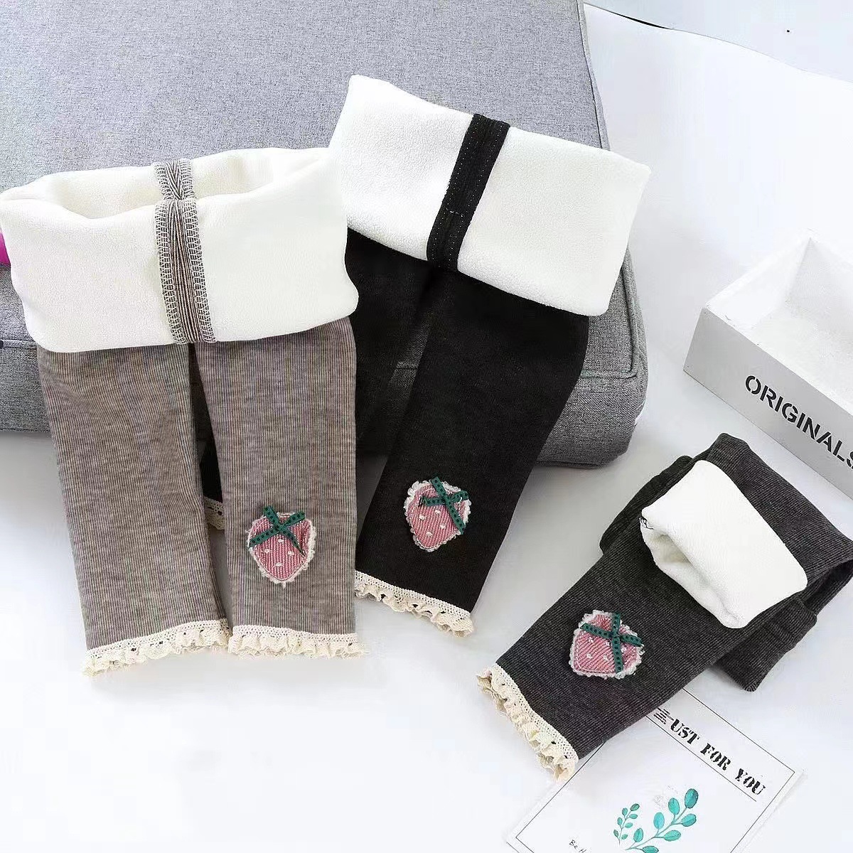 Girls' leggings, new autumn and winter style, versatile long pants, Korean style, for toddlers aged 0-1-3 years, fleece-lined pants.