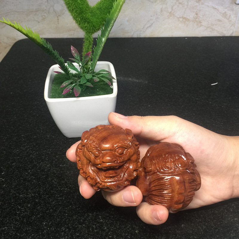 ラオスの黄花梨の木の彫刻のハンドルの木の工芸品の小さい置物の実木の彫刻は贈り物の小さい部品を遊びます。|undefined