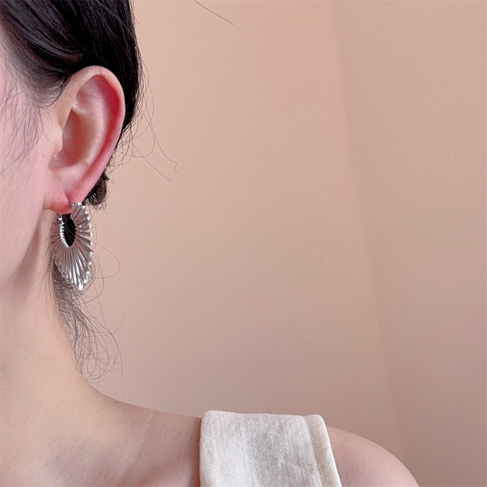 Bronce chapado en oro real línea europea y americana exagerada pendientes de corazón de melocotón para mujeres nuevas moda nicho personalidad de alta sensación pendientes