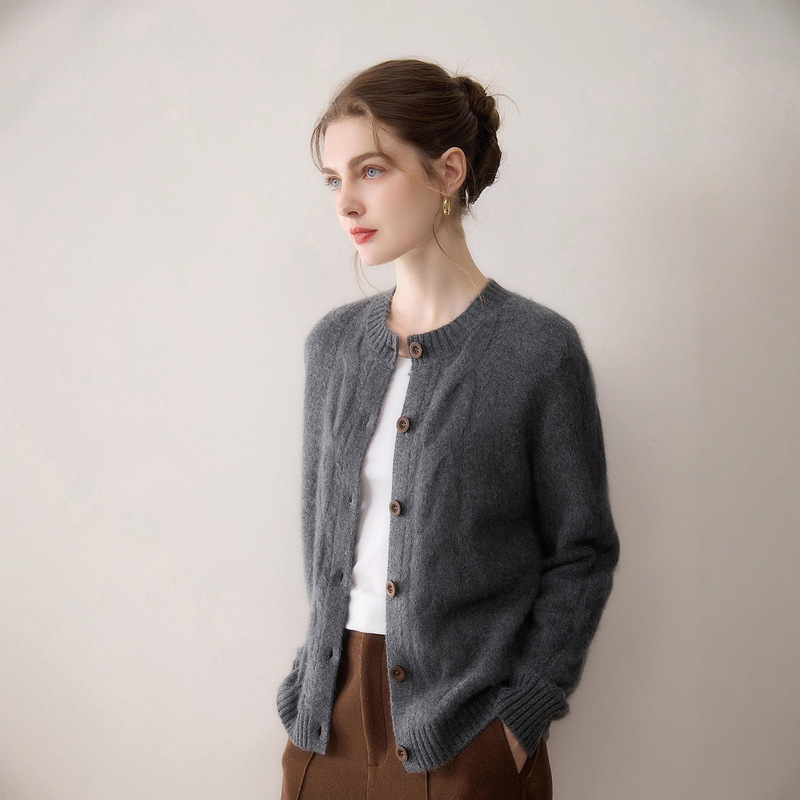 2025 Autumn/Winter New 100% Pure Cashmere Cardigan with Cable Knit, Five-Needle Three-Ply Thickened Sweater Knitted Base Layer Cardigan 2025 Autumn/Winter New 100% Pure Cashmere Cardigan with Cable Knit, Five-Needle Three-Ply Thickened Sweater Knitted Base Layer Cardigan