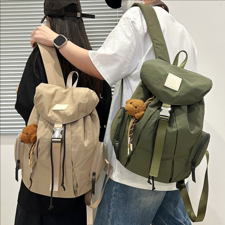 Mochila de nylon de color sólido coreano a prueba de agua de gran capacidad para parejas de viajes casuales ultraligero mochila de moda cool